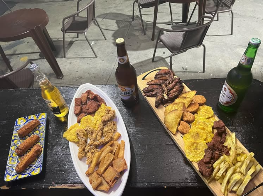 Picadera, cervezas y ambiente en Antojos Bar Lounge